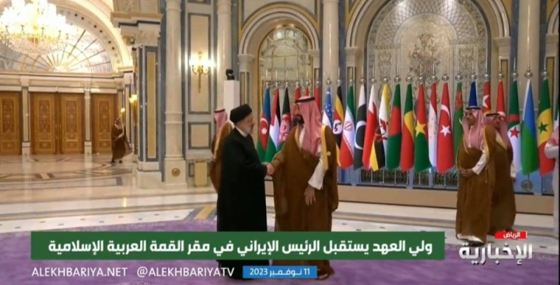 شاهد.. ولي العهد يستقبل الرئيس الإيراني لحظة وصوله إلى مقر انعقاد القمة العربية الإسلامية