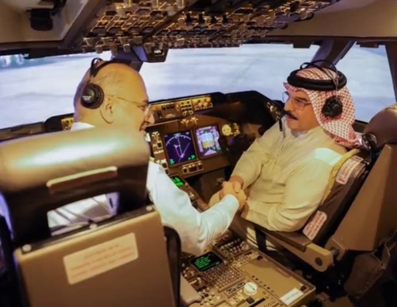 شاهد.. ملك البحرين يمارس هواية التدريب على  الطيران
