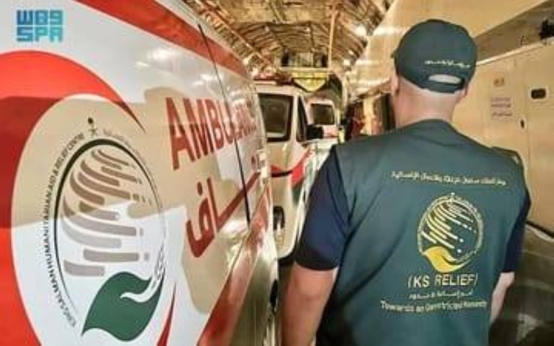 تحمل أول دفعة من سيارات الإسعاف.. شاهد: وصول الطائرة السعودية الثامنة لإغاثة الشعب الفلسطيني إلى مطار العريش