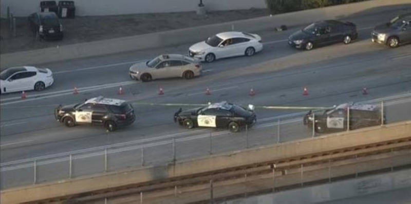 شاهد.. شرطي أمريكي يتشاجر مع شخص وسط طريق سريع ويطلق النار عليه في كاليفورنيا