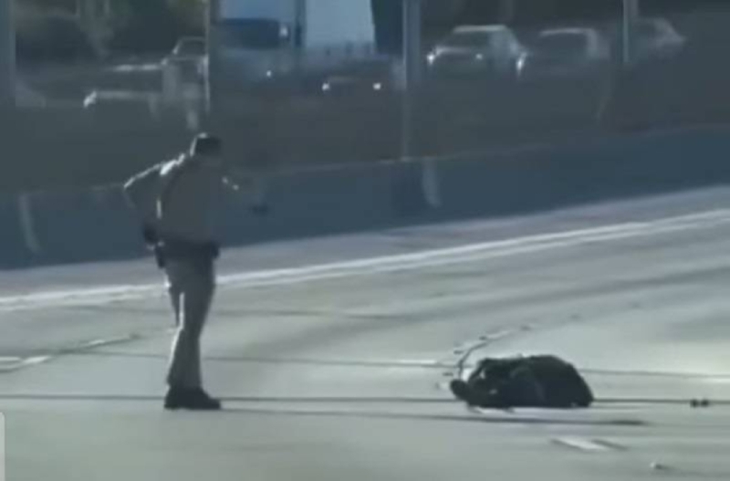شاهد.. شرطي أمريكي يتشاجر مع شخص وسط طريق سريع ويطلق النار عليه في كاليفورنيا