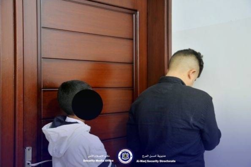 عاملوهم كمجرمين … شاهد.. الشرطة الليبية يعاقبون  الطلاب الغائبين عن المدرسة بحلق رؤوسهم