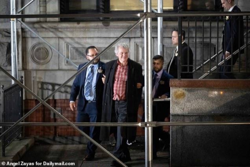 بعد شتم  بائع مصري  في شارع  بنيويورك .. شاهد: لحظة القبض  على مستشار الرئيس الأميركي السابق باراك أوباما