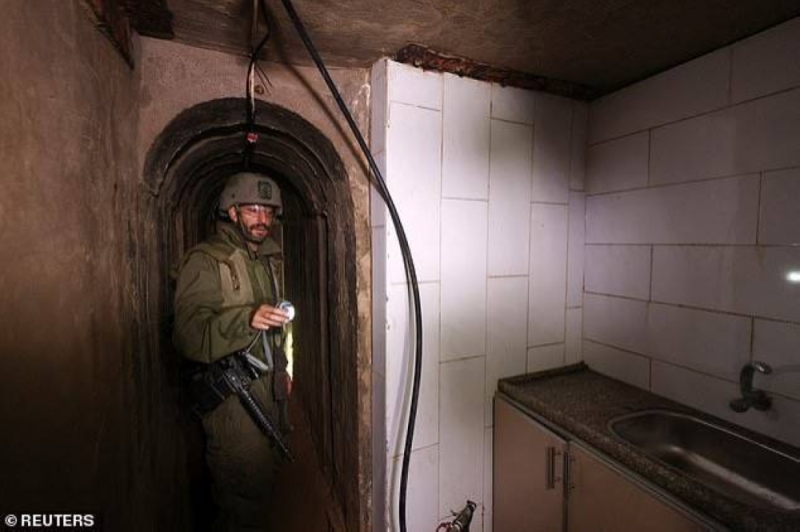 شاهد.. الجيش الإسرائيلي يكشف عن شبكة أنفاق جديدة  لحماس  أسفل مستشفى الشفاء في غزة
