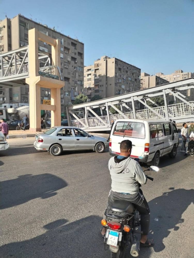 مصر.. شاهد: سقوط كوبري للمشاة وسط القاهرة بعد ارتطام سيارة به