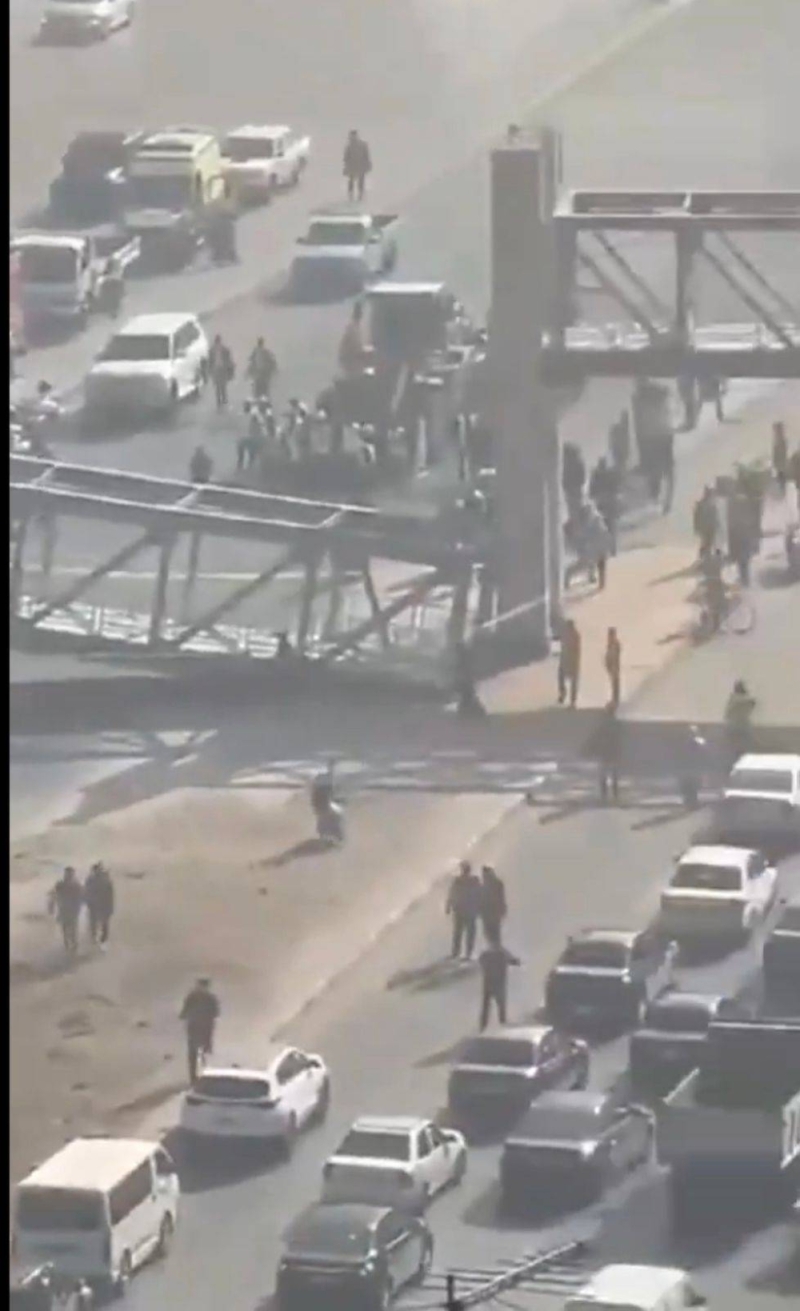 مصر.. شاهد: سقوط كوبري للمشاة وسط القاهرة بعد ارتطام سيارة به