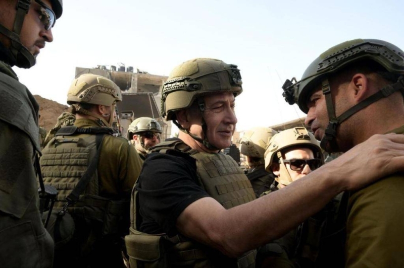 بسترة وخوذة عسكرية.. شاهد: رئيس الوزراء الإسرائيلي يلتقي بأفراد الجيش في قطاع غزة