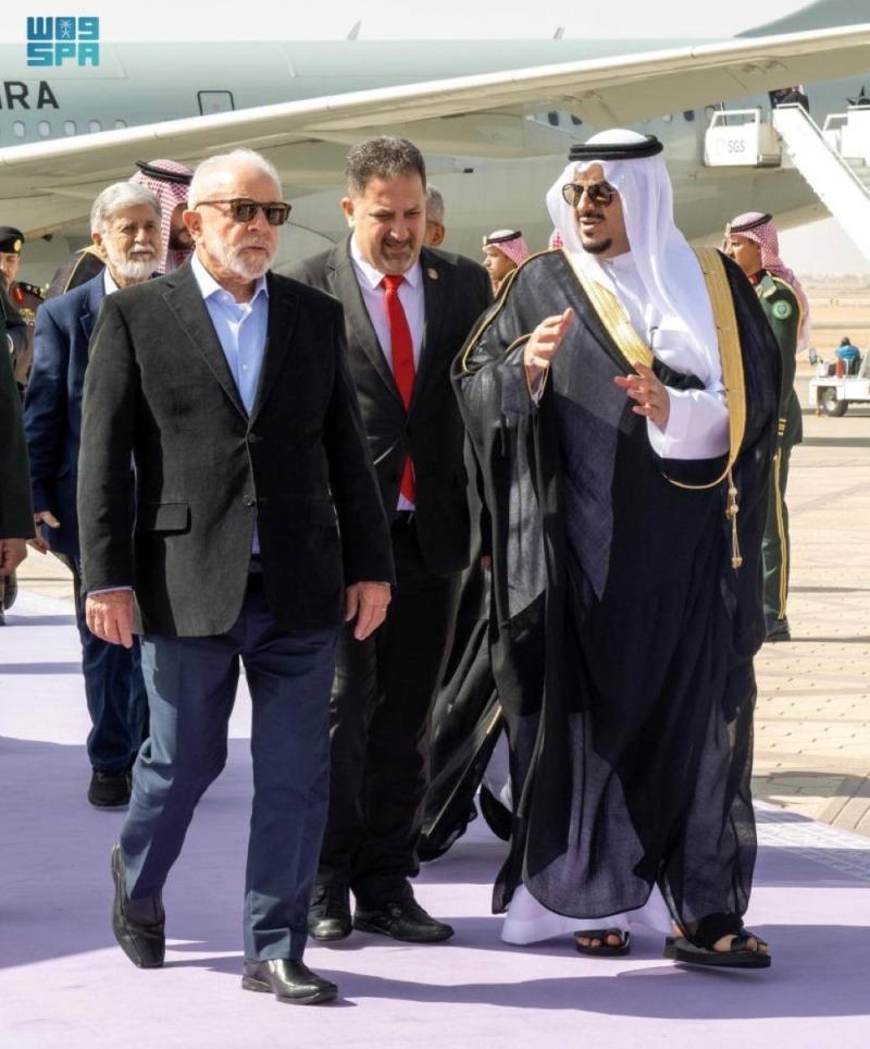 بالصور .. رئيس البرازيل يصل إلى الرياض وفي مقدمة مستقبليه نائب أمير المنطقة