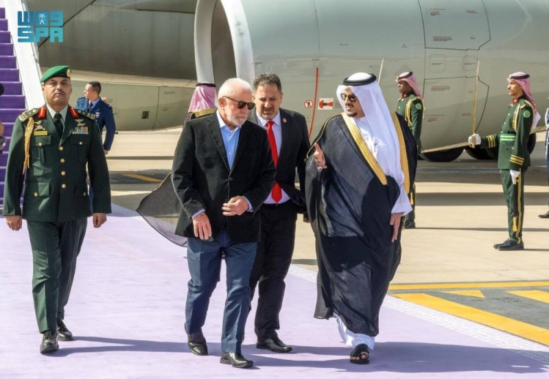 بالصور .. رئيس البرازيل يصل إلى الرياض وفي مقدمة مستقبليه نائب أمير المنطقة