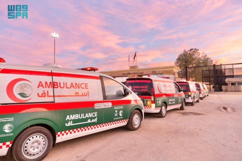 شاهد.. لحظة دخول 14 سيارة إسعاف سعودية إلى قطاع غزة
