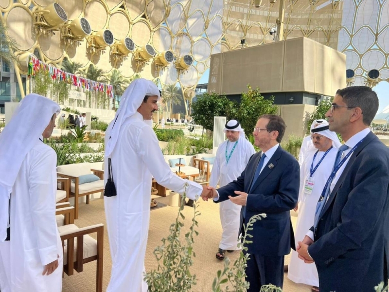 شاهد: مصافحة بين الرئيس الإسرائيلي  "إسحاق هيرتسوغ "و أمير  قطر الشيخ تميم خلال مؤتمر المناخ في دبي