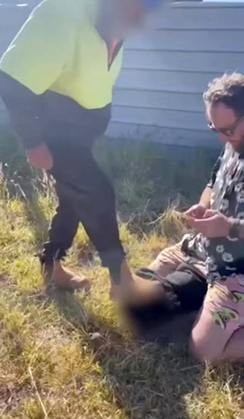 شاهد: عمدة في أستراليا يجلس على ظهر طفل أثناء القبض عليه وشخص آخر يدوس على رأسه بقدمه