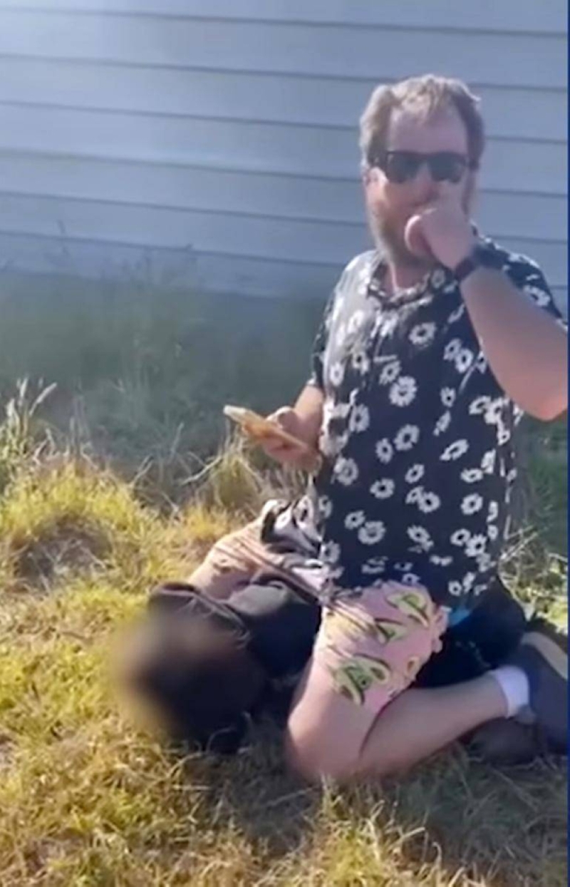 شاهد: عمدة في أستراليا يجلس على ظهر طفل أثناء القبض عليه وشخص آخر يدوس على رأسه بقدمه