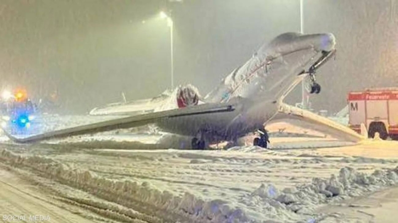 شاهد.. طائرة تتجمد في مكانها بمطار ميونخ بألمانيا بسبب تساقط الثلوج
