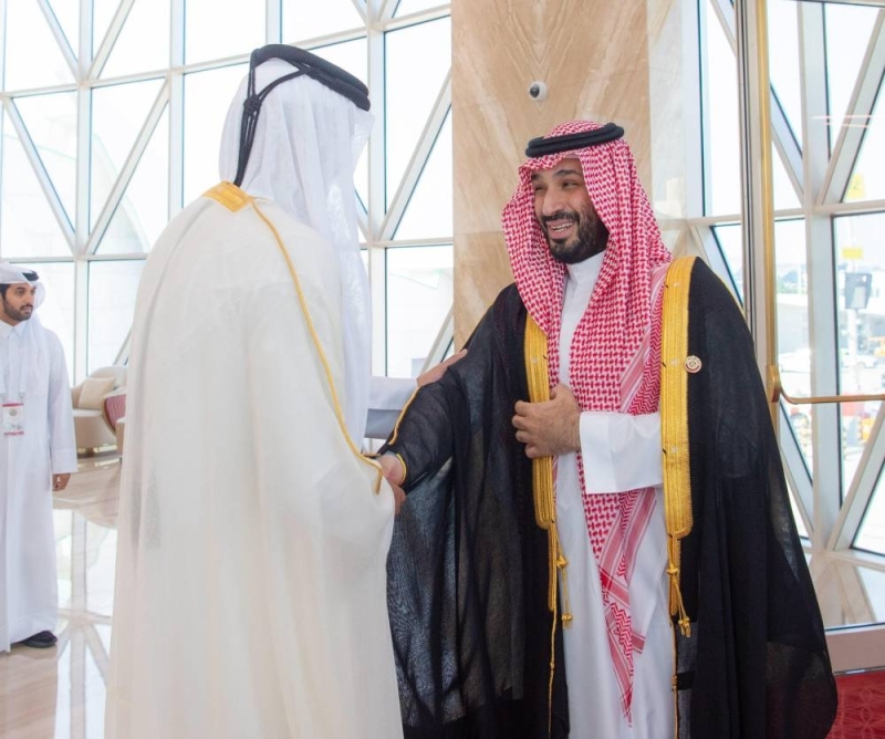 شاهد: لحظة استقبال أمير قطر  لـ"ولي العهد " الأمير محمد بن سلمان  للمشاركة في القمة الخليجية بالدوحة
