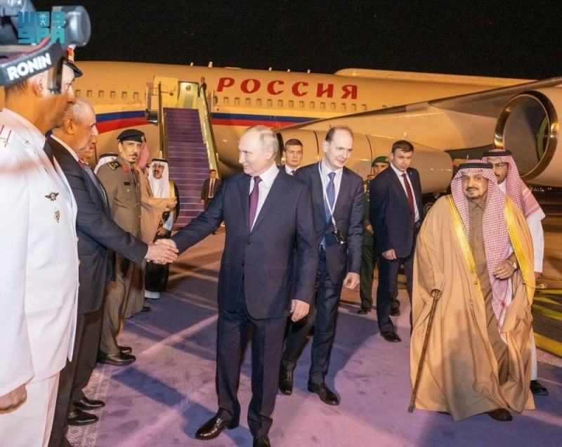 ‏بالصور: الرئيس الروسي يصل إلى ⁧‫الرياض‬⁩ وفي مقدمة مستقبليه أمير المنطقة