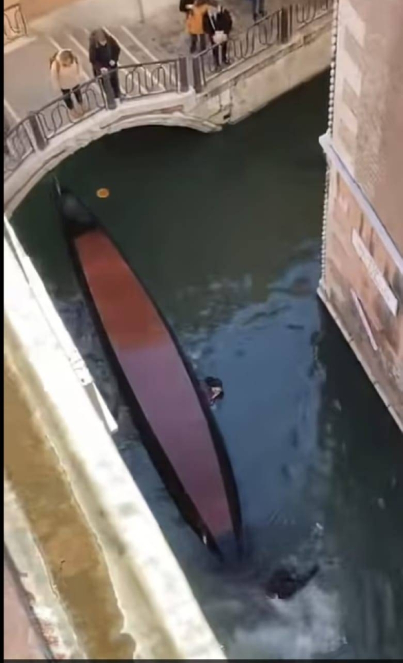 شاهد.. انقلاب قارب وسقوط سياح في مياه قناة "فينيسيا " الإيطالية