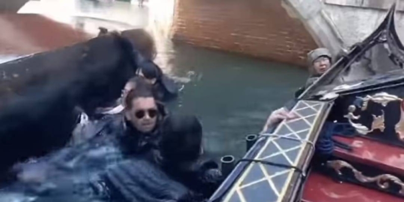 شاهد.. انقلاب قارب وسقوط سياح في مياه قناة "فينيسيا " الإيطالية