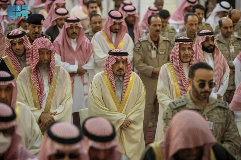 بالصور: أمير الرياض يؤدي صلاة الميت على  الأمير طلال بن عبدالعزيز بن بندر وماجد بن مطر العتيبي