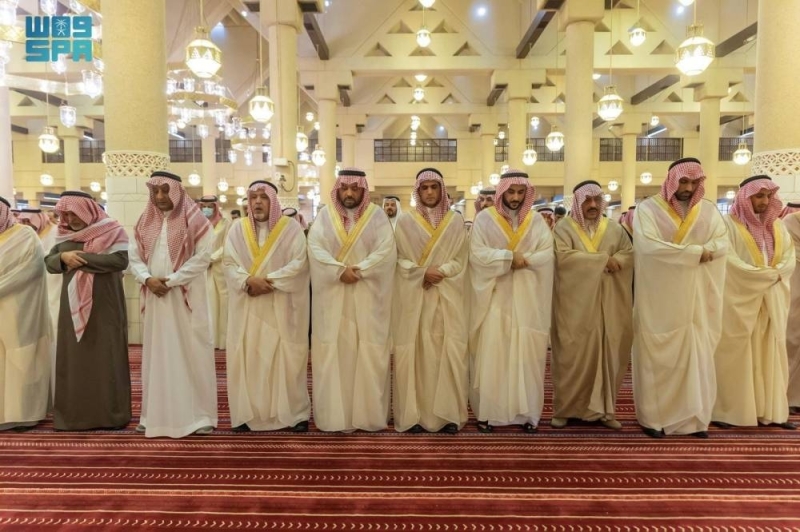 بالصور: أمير الرياض يؤدي صلاة الميت على  الأمير طلال بن عبدالعزيز بن بندر وماجد بن مطر العتيبي