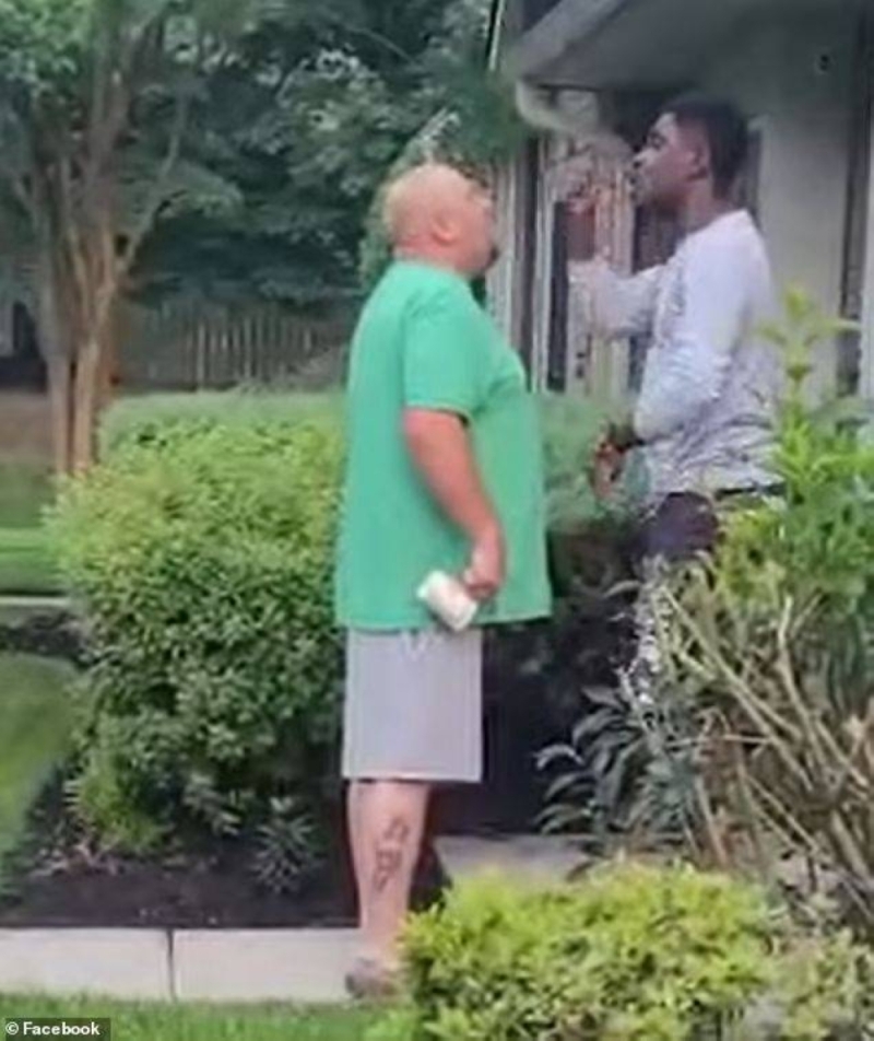 بسبب هذا الفيديو.. الحكم على أمريكي بالسجن 8 سنوات بعدما وجه إهانات عنصرية وبصق على جاره الأسود في مدينة فيلادلفيا