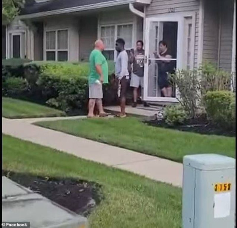 بسبب هذا الفيديو.. الحكم على أمريكي بالسجن 8 سنوات بعدما وجه إهانات عنصرية وبصق على جاره الأسود في مدينة فيلادلفيا