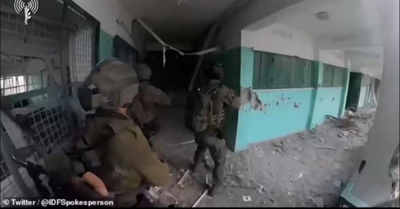 شاهد.. جنود إسرائيليون يقاتلون مسلحين من حماس داخل مدرسة في غزة.. ويعثرون على نفق يؤدي إلى مسجد