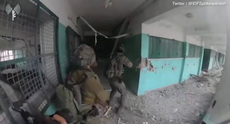 شاهد.. جنود إسرائيليون يقاتلون مسلحين من حماس داخل مدرسة في غزة.. ويعثرون على نفق يؤدي إلى مسجد