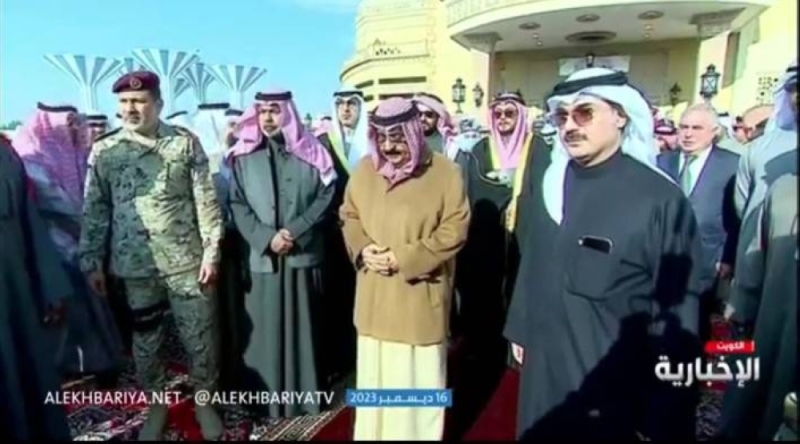 شاهد : تأثر أمير الكويت بعد نقل جثمان الراحل ‎الشيخ نواف الأحمد الصباح إلى مقبرة الصليبيخات