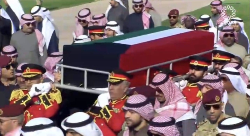 شاهد.. لقطات من دفن أمير الكويت الراحل الشيخ نواف الأحمد الصباح في مقبرة الصليبيخات