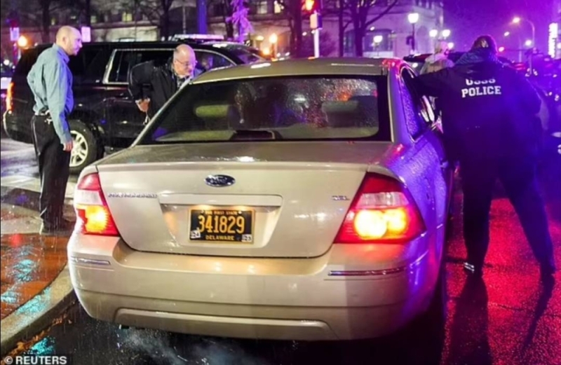 شاهد.. سيارة تصطدم بموكب الرئيس الأمريكي بايدن بعد خروجه من مقر حملته الانتخابية بولاية ديلاوير