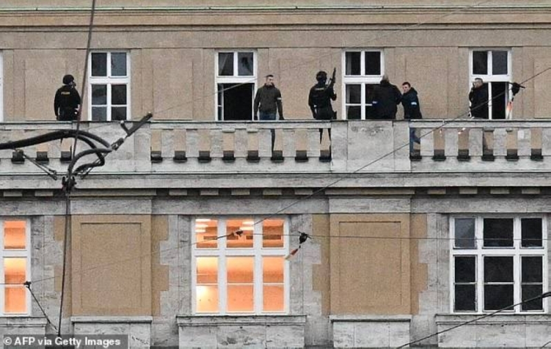 مذبحة داخل جامعة في التشيك.. طالب قتل والده وبعدها أطلق النار عشوائيًا على الطلاب وقتل 15 شخصًا-صور وفيديو