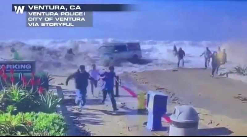 تشبه تسونامي.. شاهد: أمواج خطيرة تغرق البشر في كاليفورنيا الأمريكية