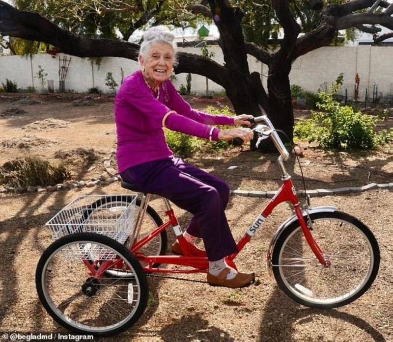 شاهد: طبيبة أمريكية في عمر 103 أعوام تقود دراجة  وتكشف سر الحفاظ على لياقتها وصحتها في سن الشيخوخة