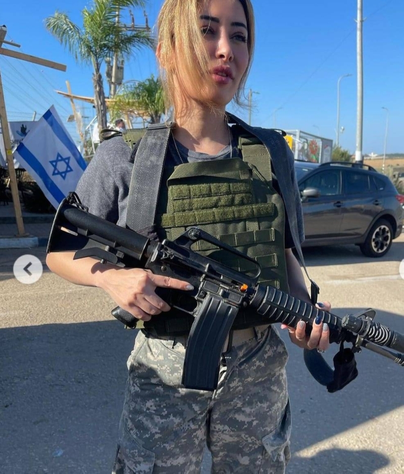 بالصور .. ملكة جمال العراق تزور إسرائيل مرتدية ملابس عسكرية