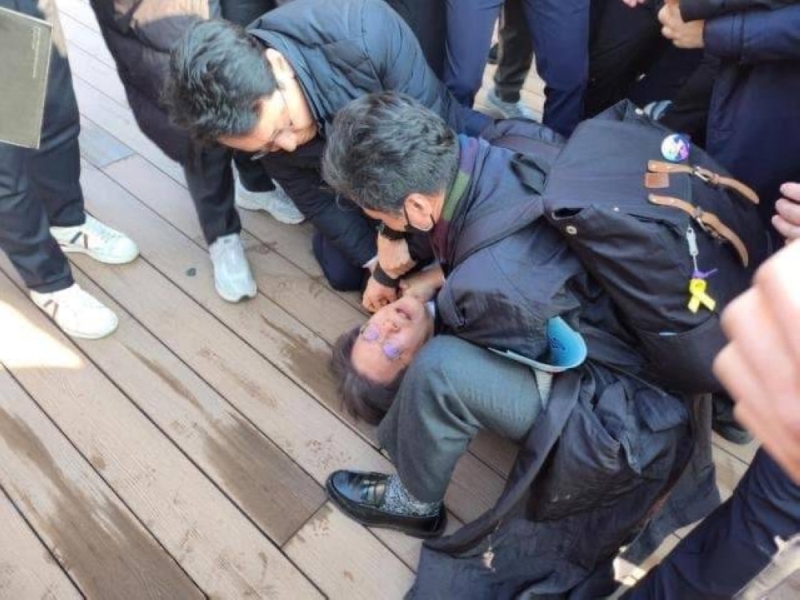 شاهد : لحظة طعن زعيم معارضة كوري جنوبي في رقبته خلال مؤتمر صحفي