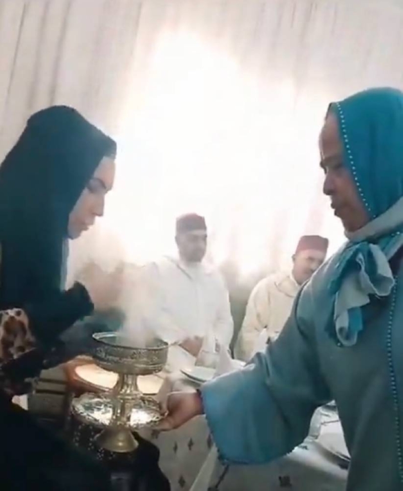 شاهد : ابنة عمدة في المغرب تقيم مراسم عزاء لقطتها وتحضر رجال دين للدعاء و قراءة الفاتحة على روحها!