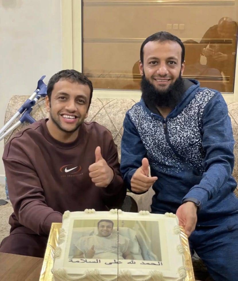 شاهد: لاعب الهلال السابق  "محمد الشلهوب"  يحتفل مع شقيقه بعد إجراء  عملية في الركبة بمدريد