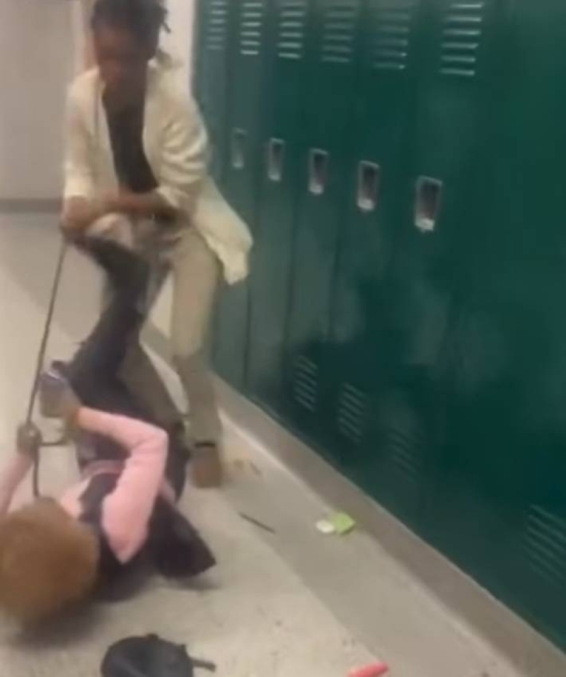 شاهد.. طالبة تعتدي على معلمتها بطريقة وحشية داخل مدرسة في أمريكا 