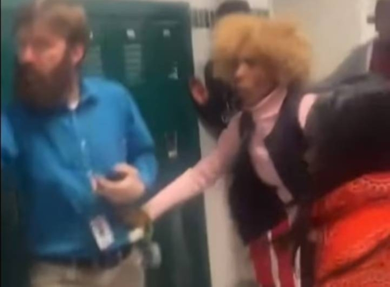 شاهد.. طالبة تعتدي على معلمتها بطريقة وحشية داخل مدرسة في أمريكا 