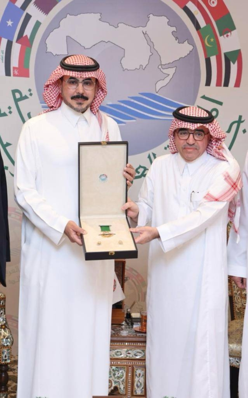 بالصور: منح الأمير "عبدالله بن سعود " وسام السياحة العربية من الدرجة الأولى