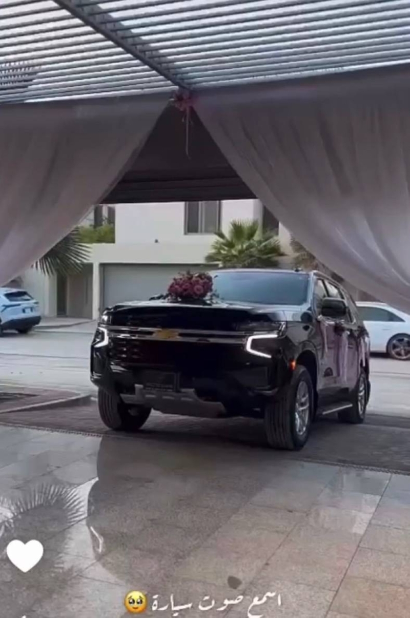 شاهد: المهرة البحرينية تتفاجأ بسيارة فارهة أهداها لها أحد المعجبين في الرياض