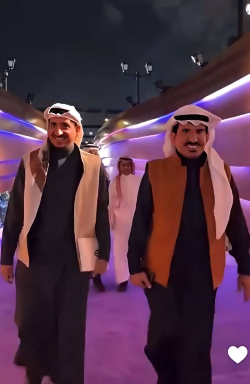 شاهد: أول ظهور لأحد أبناء الممثل "عبد الله السدحان" مع والده يثير تفاعلا بسبب الشبه الكبير بينهما