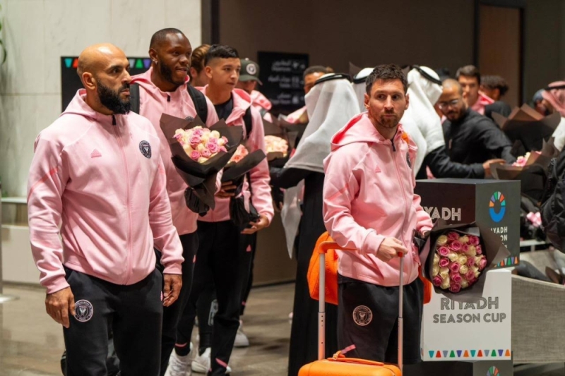 يتقدمهم ميسي .. شاهد: لحظة وصول فريق "انتر ميامي" للرياض استعدادا للمنافسة على كأس موسم الرياض