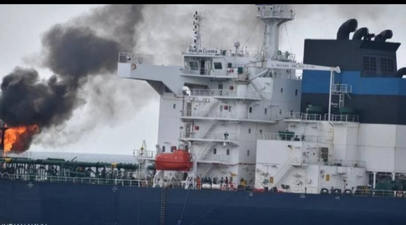 شاهد أول صور للسفينة البريطانية بعد تعرضها لهجوم حوثي في خليج عدن