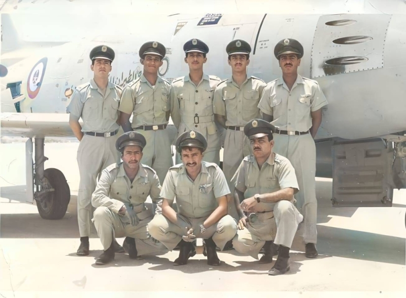 المرصد تكشف أسماء باقي أفراد سلاح الطيران الملكي السعودي الذين ظهروا مع الأمير مقرن في صورة نادرة