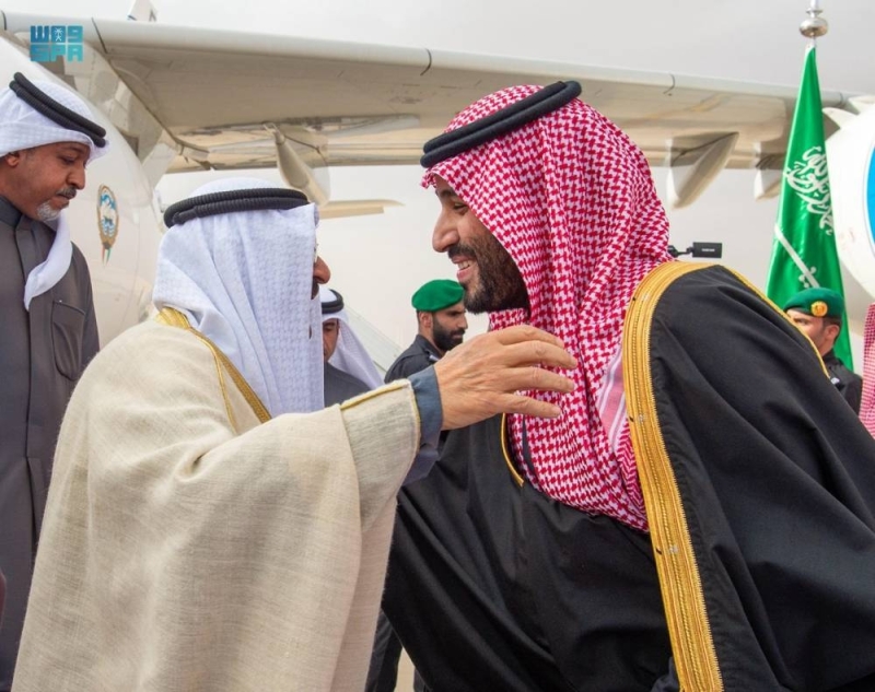 بالفيديو : أمير الكويت يصل إلى الرياض في أول زيارة رسمية وولي العهد في مقدمة مستقبليه