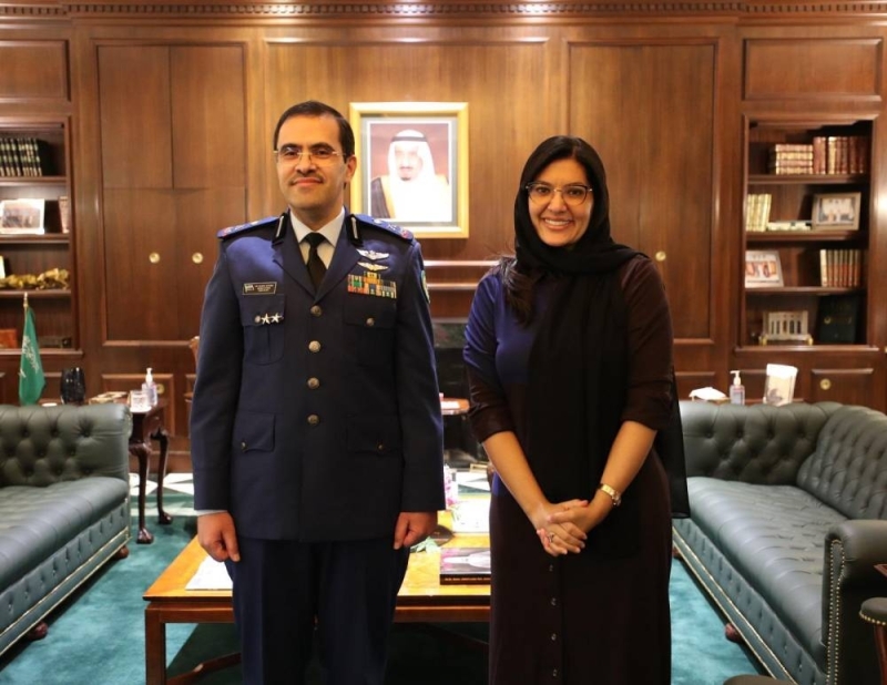 بالصور:  الأميرة" ريما بنت بندر" تقلد الملحق العسكري في السفارة السعودية في واشنطن رتبته الجديدة