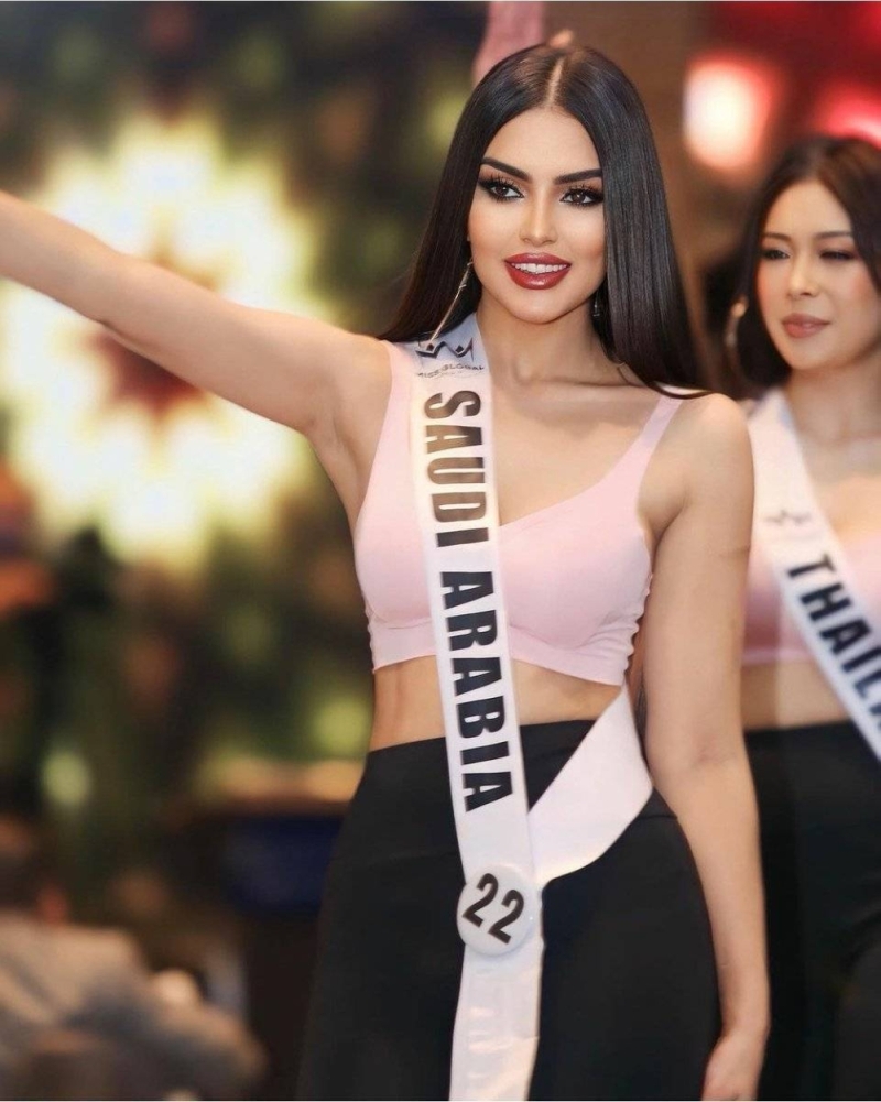 شاهد.. السعودية "رومي القحطاني" تشارك في مسابقة ملكة جمال آسيا في ماليزيا