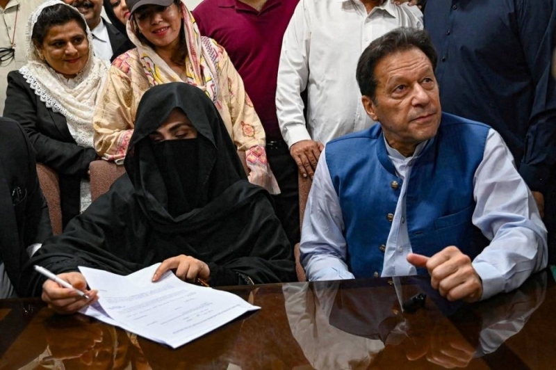«إحداهن اتهمت بالزواج الغير شرعي ».. تعرف على  زوجات رئيس وزراء باكستان السابق "عمران خان"